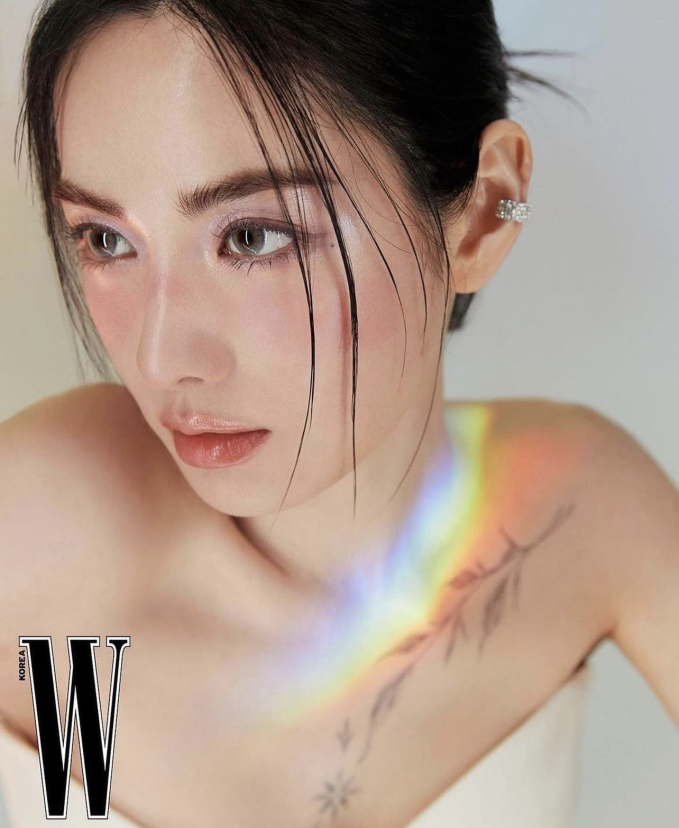 Được biết, chuyên viên trang điểm đứng sau những shoot hình lung linh lần này của Jisoo là Lee Nakyeum - makeup artist từng “hoạ mặt