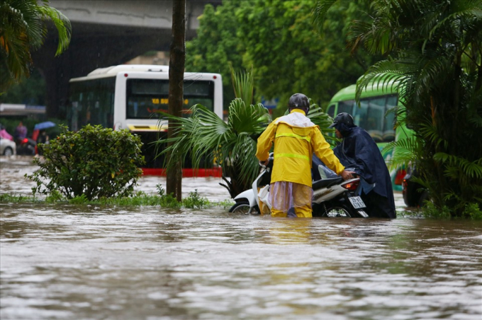 Khu vực tòa nhà Kengnam (Mễ Trì) ngập rất nặng, các phương tiện không thể di chuyển do nước ngập sâu. Ảnh: Tô Thế 