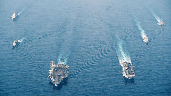   Tàu tấn công đổ bộ USS Makin Island và tàu sân bay USS Theodore Roosevelt của Mỹ ở Biển Đông ngày 9-4 - Ảnh: Hải quân Mỹ  