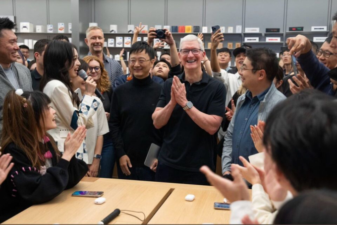   Tim Cook ghé thăm và dành tặng cho Vương giả vinh diệu nhiều lời tán dương.  