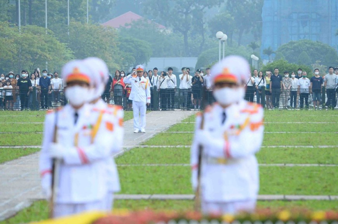  Rất nhiều người dân có mặt tại Quảng trường Ba Đình để chứng kiến khoảnh khắc thiêng liêng này. (Ảnh: Minh Đức/TTXVN)