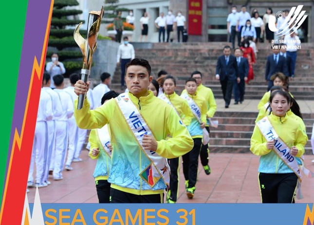 Lửa thiêng SEA Games đã được rước về sân Mỹ Đình