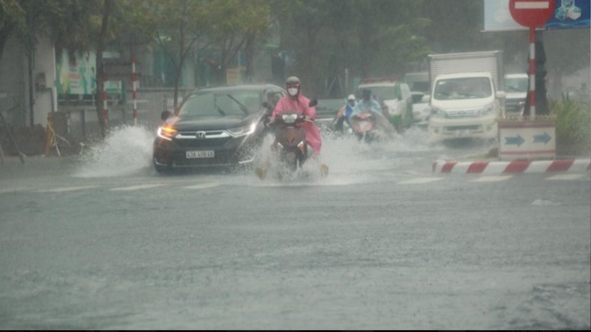 Áp thấp nhiệt đới đã vào biển Đông, xu hướng mạnh dần lên - Ảnh 2.