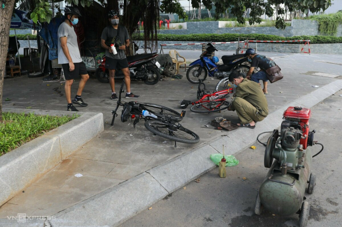   Cách đó gần 3 km, tiệm sửa xe trên vỉa hè đường Điện Biên Phủ cũng đón những vị khách đầu tiên khi vừa mở cửa.  