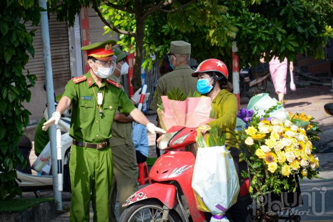 Lực lượng chức năng kiểm tra người dân chở hàng không thiết yếu khi ra đường.