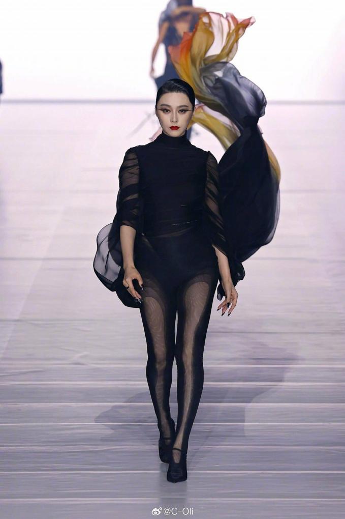 Phạm Băng Băng tái xuất Paris Fashion Week với màn catwalk bất ngờ, nhan sắc U45 có còn hoàn hảo trước Getty Images?