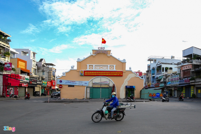           Một người dân khu vực chợ Thủ Đức cho biết hôm qua, hai con đường dọc chợ là Kha Vạn Cân và Lê Văn Ninh vào giờ cao điểm vẫn còn rất đông đúc người qua lại. Tuy nhiên, gần như cả ngày đầu thực hiện Chỉ thị 16, những con đường quanh khu chợ khá vắng vẻ.          