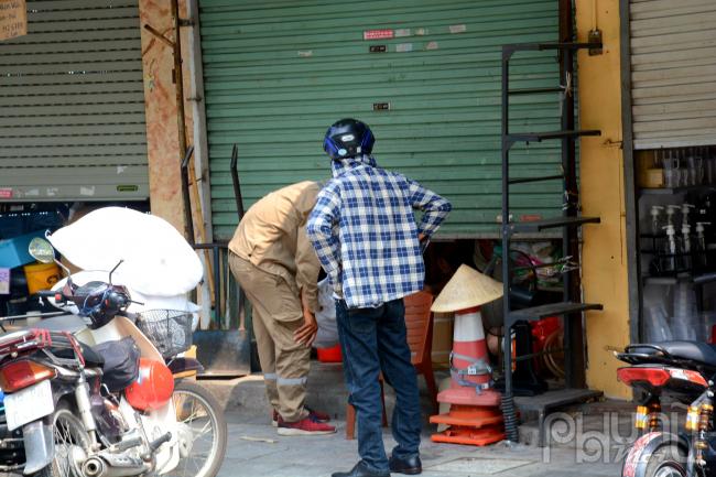 Cửa hàng tạp hoá đóng cửa chỉ bán khi người dân có nhu cầu hàng.