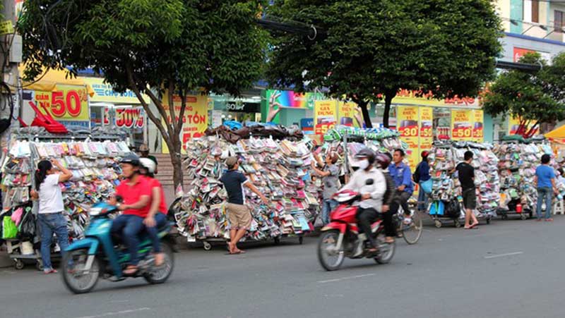 Phụ kiện điện thoại được bày bán tràn lan