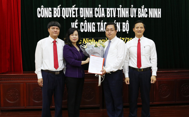 Phó Bí thư Thường trực Tỉnh ủy Đào Hồng Lan trao Quyết định cho ông Nguyễn Nhân Chinh.