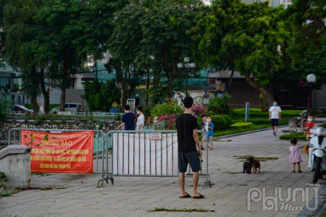 Các gia đình đưa con và dắt chó ra khu vực cấm vui chơi.