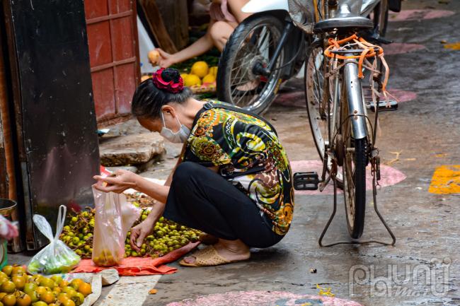 Một số người dân vẫn chưa quen với việc đứng đúng ô màu hồng dành cho người mua.