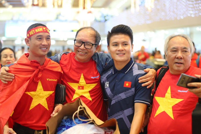 Quang Hải trong vòng tay người hâm mộ. Ở SEA Games lần này Hải bị chấn thương phải vắng mặt trong 3 trận cuối cùng. Ở trận chung kết, Hải đã sẵn sàng để ra sân nhưng chưa kịp vào sân thì trọng tài đã thổi còi hết giờ. 