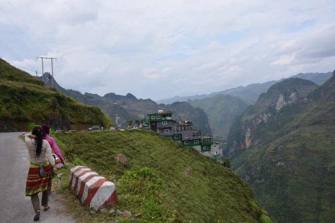 Panorama Mã Pì Lèng bất ngờ đổi màu... xanh lá