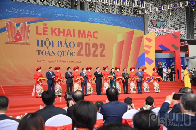 Các đại biểu cắt băng khai mạc hội báo toàn quốc năm 2022.