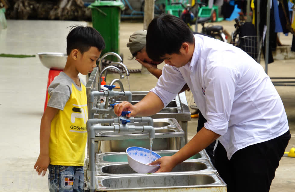 Ăn xong phải tự giác rửa chén. Quét dọn nhà ăn, nhận quà rồi về phòng học bài, ngủ trưa.