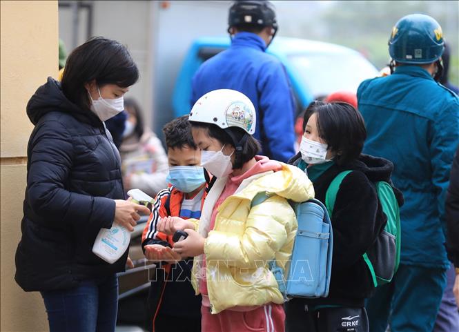 Học sinh Trường tiểu học Thịnh Liệt (huyện Thanh Trì) được xịt sát khuẩn tay trong ngày đầu tiên trở lại trường học trực tiếp. Ảnh minh họa: TTXVN