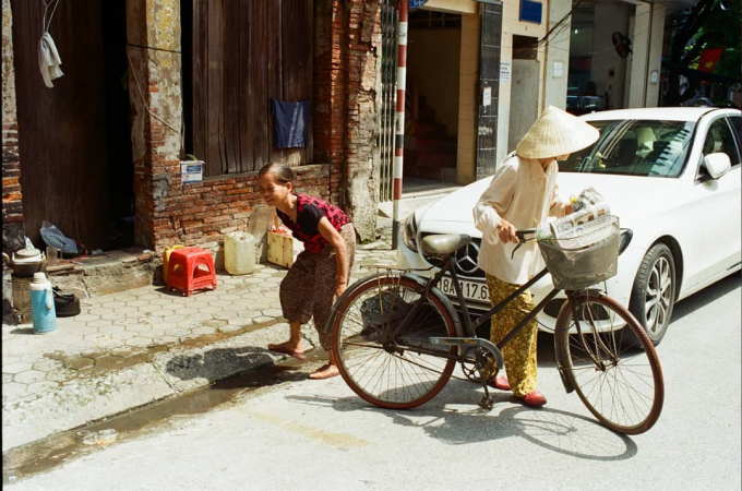 Sau những ngày ô nhiễm, Hà Nội bừng sáng trong nắng cuối thu