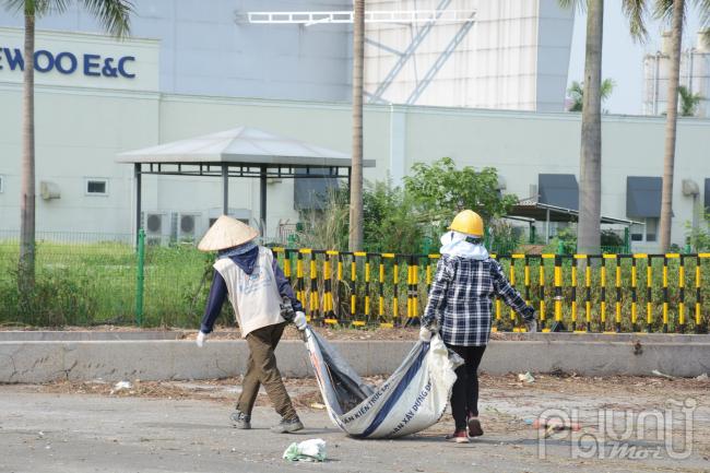 Khẩu trang, khăn che nắng găng tay bịt kín chống chọi với nắng nóng.