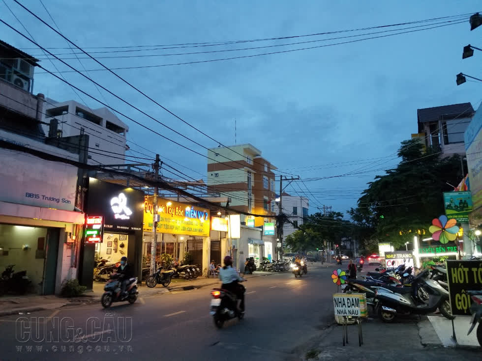               Quán ăn Phan Rang đa phần có món bánh căn được nấu trên khuôn đúc bằng đất nung, nên khi bánh chín sẽ có màu đen nhám cháy xém từ khuôn.        