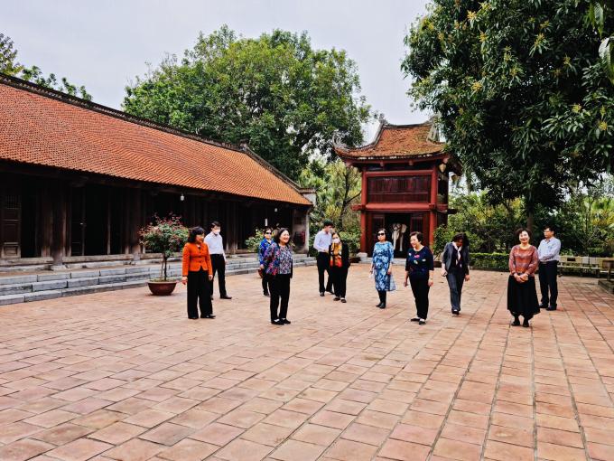 Lãnh đạo Hội Nữ trí thức Việt Nam, Lãnh đạo UBND huyện Mê Linh và Trưởng ban quản lý Đền kiểm tra, nghiệm thu khuôn viên Đền sau khi đã được phun xịt, xử lý rêu, trơn trượt