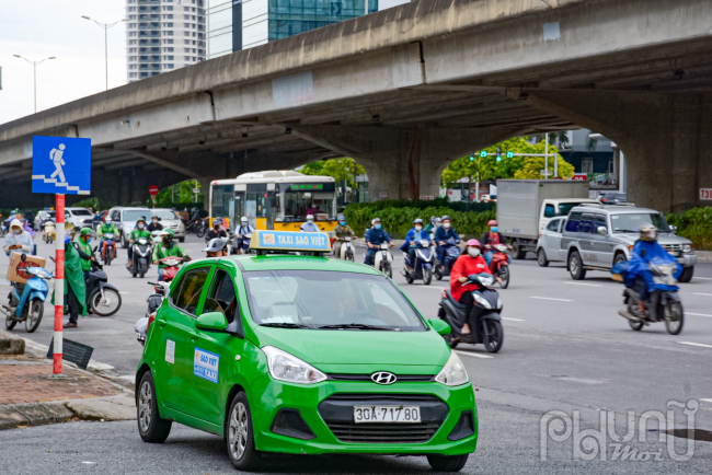 Taxi, xe ôm công nghệ cũng ế khách với thời tiết mưa gió trong ngày đầu. Ngoài ra còn nhiều hoạt khác như công viên mở cửa...