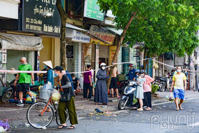 Mặc dù lực lượng chức năng đã cấm họp chợ, lập rào chắn nhưng người dân vẫn đi chợ mua lương thực thực phẩm về tích trữ.