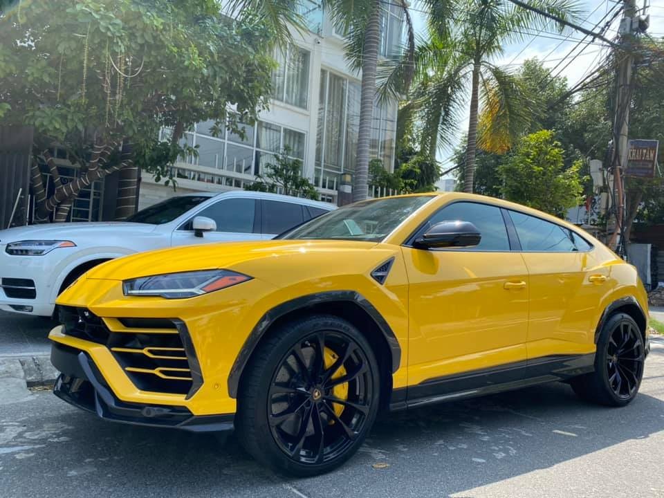 Ngắm siêu SUV Lamborghini Urus đầu tiên về Đà Nẵng với màu sơn vàng Giallo Auge sang trọng