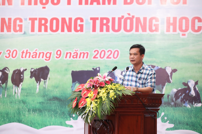  Ông Trần Đăng Khoa, Phó Vụ trưởng Vụ sức khỏe Bà Mẹ - Trẻ em (Bộ Y tế) trình bày về thực trạng triển khai chương trình Sữa học đường tại Việt Nam.