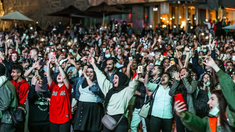   Người dân đang cổ vũ và ăn mừng khi đón Năm mới tại Quảng trường Federation ở Melbourne. Ảnh: Getty  