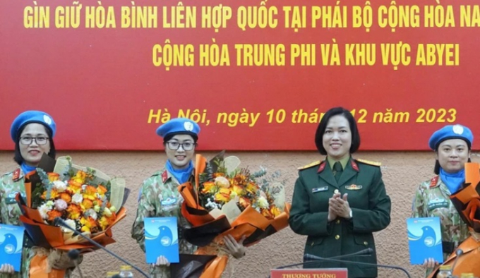   Đại diện Ban Phụ nữ Quân đội tặng quà động viên các nữ quân nhân trước khi đi Gìn giữ hoà bình  