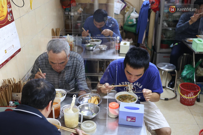 Hà Nội nhộn nhịp ngày đầu hàng quán được mở cửa trở lại