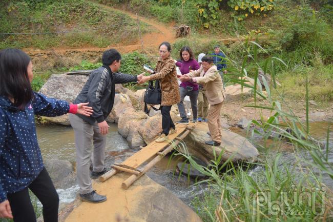 Đoạn đường vào nhà phải vượt qua con suối bắc cầu khỉ treo leo