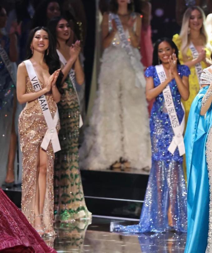 Rộ ảnh Bùi Quỳnh Hoa trên sân khấu Miss Universe sau khi trượt Top 20, biểu cảm gây chú ý