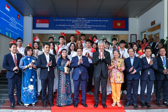 Thủ tướng Phạm Minh Chính, Thủ tướng Singapore Lý Hiển Long cùng hai Phu nhân thăm Đại học Quốc gia Hà Nội - Ảnh: VGP/Nhật Bắc