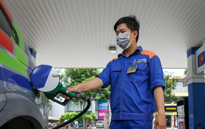 Giá xăng có thể tăng 5.000-8.000 đồng/lít, Bộ Công thương kiến nghị giảm 50% thuế môi trường