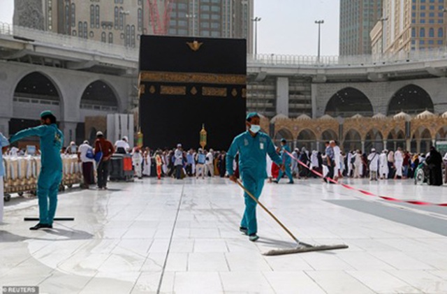   Thánh đường Hồi giáo Mecca đã đóng cửa một phần để khử trùng hồi đầu tuần, trước khi đóng cửa hoàn toàn hôm 5/3.  