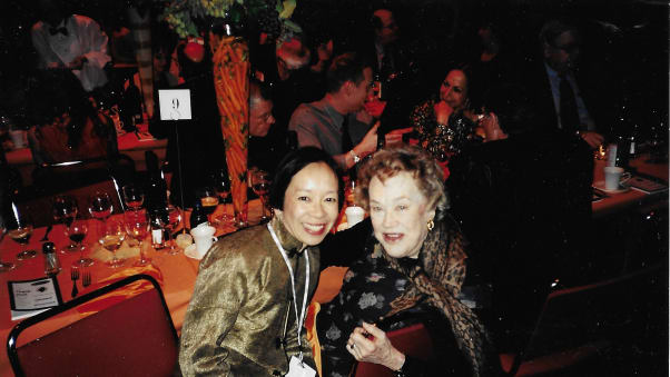 Bà Young bên nguồn cảm hứng thơ ấu của bà, bà Julia Child (Ảnh: CNN).