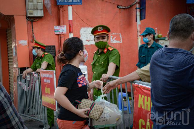 Công an quận Đống Đa khẩn trương xây dựng phương án tham mưu UBND quận thành lập 17 chốt phong tỏa bên ngoài và 25 chốt phong tỏa bên trong khu vực 2 phường bao gồm các ngõ nhỏ.