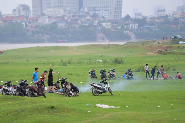   Nhiều nhóm thanh niên mang theo đồ ăn, bếp, than củi... đến đây để tổ chức ăn uống. Quan trọng là không ai trong số họ sử dụng khẩu trang.  