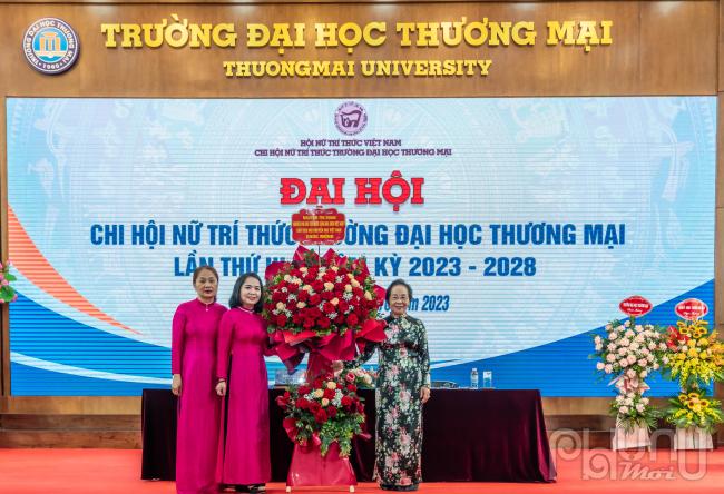 GS,TS. Nguyễn Thị Doan - Chủ tịch Hội Khuyến học Việt Nam, Chủ tịch danh dự Hội Nữ trí thức Việt Nam (NTT VN).. tặng hoa chi hội Nữ trí thức trường Đại học Thương mại