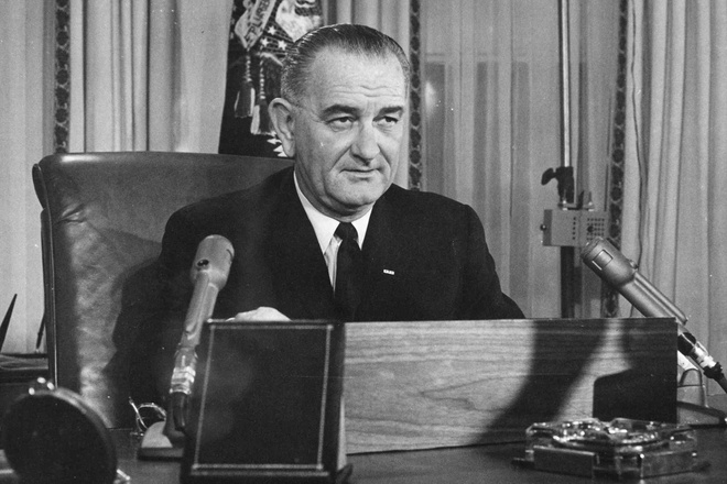 Cựu Tổng thống Lyndon B. Johnson có hai con gái. Dù khá bận nhưng ông luôn ở bên các con khi cần thiết. Ông đã giúp các con học nhiều bài học về cuộc sống thông qua các vấn đề chính trị như dân quyền hoặc giáo dục. Một trong hai người con gái của ông - bà Luci Baines Johnson, cho biết bà từng nhận được thư tay của cha vào sinh nhật 17 tuổi. 