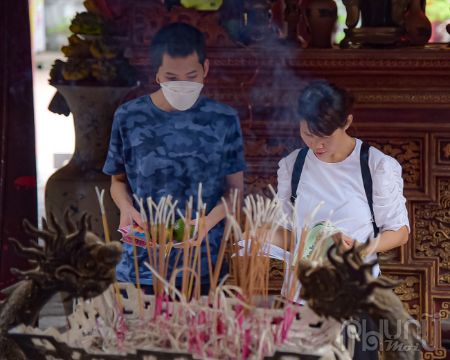  Trước ngày thi tốt nghiệp THPT, phụ huynh nườm nượp đưa con tới Văn Miếu dâng hương cầu may