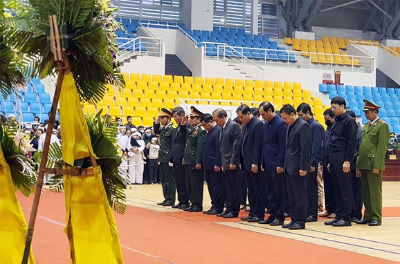 Đoàn lãnh đạo Đảng, Nhà nước do Đồng chí Trương Hòa Bình, Ủy viên Bộ Chính trị, Phó thủ tướng Thường trực Chính phủ làm trưởng đoàn vào viếng.