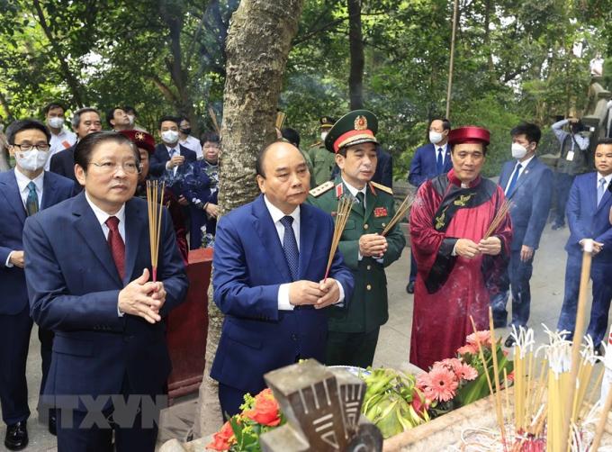 Chủ tịch nước Nguyễn Xuân Phúc cùng Lãnh đạo Đảng, Nhà nước dâng hương tại Lăng Vua Hùng. (Ảnh: Thống Nhất/TTXVN)