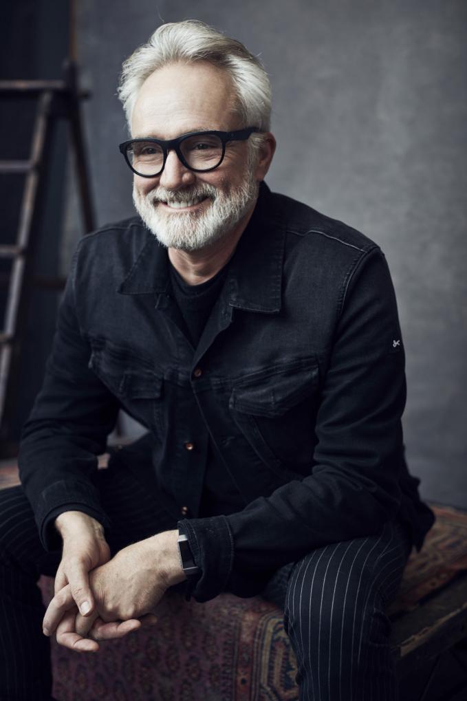 Bradley Whitford vào vai William Griffin, một người đàn ông trung niên giàu có nhưng hành tung bí ẩn