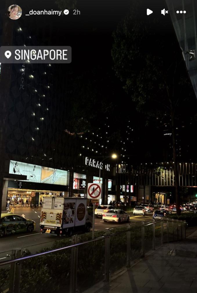 Cô nàng cùng chồng sang Singapore điều trị chấn thương