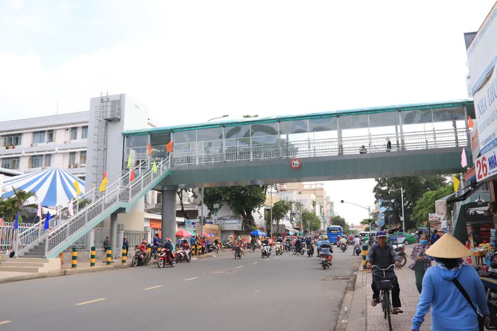 Cầu bộ hành giúp việc di chuyển băng đường đảm bảo an toàn giao thông cho người đi bộ, di chuyển bệnh nhân giữa 2 cơ sở của bệnh viện, tránh ảnh hưởng đến giao thông đường Nơ Trang Long. Ảnh: Tri Thức