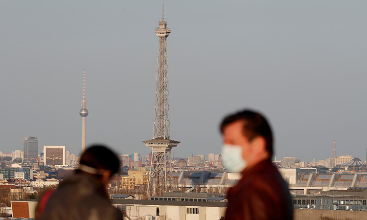   Người dân đeo khẩu trang ở thủ đô Berlin, Đức hôm 7/4. Ảnh: Reuters.  