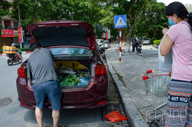 Nhiều người mang cả ô tô đi mua sắm để chở được nhiều lương thực hơn.